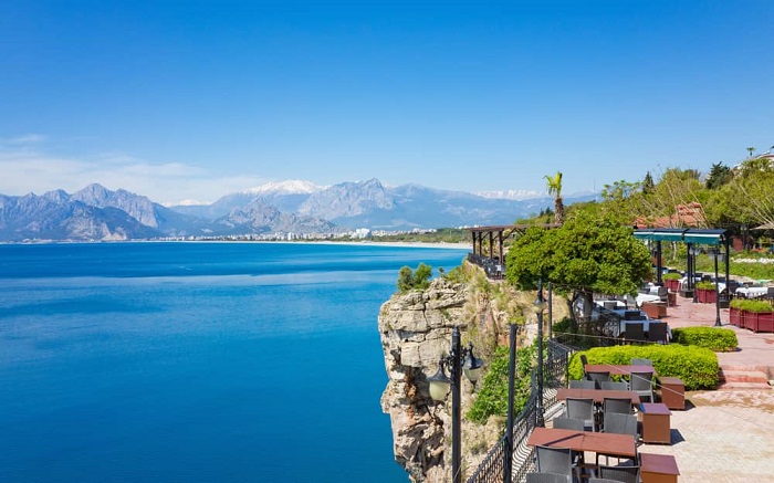 Antalya-dining-by-the-sea